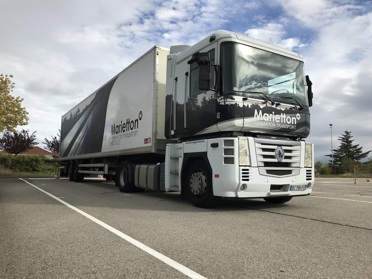 Camion école sur le circuit de l'école de conduite Marietton à Vaugneray