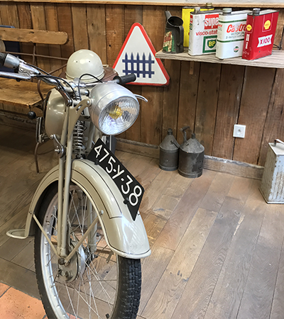 Moto dans une agence auto-école Marietton